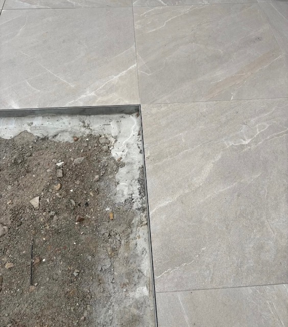 Kantopsluiting voor keramiek &amp; bestrating | 300 x 10cm incl. 3 montage spieën